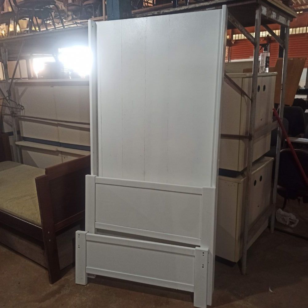 Cama de madeira maciça pintada de branca desmontada